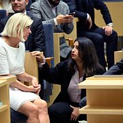 Socialdemokraternas partiledare Magdalena Andersson och Vänsterpartiets partiledare Nooshi Dadgostar.