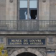 Kriminaltekniker undersöker galleriet efter rånet, 19 oktober 2025. 