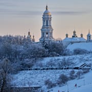 Det snöar i Kyiv. Bilden togs på måndagen, innan attackerna.