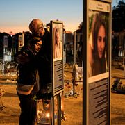 Benny och Maggy Solomon sörjer sin dotter Hila Solomon, som blev ett av Hamas offer under musikfestivalen Nova.