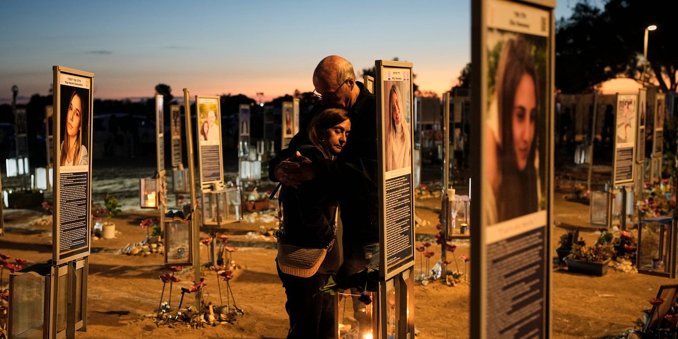 Benny och Maggy Solomon sörjer sin dotter Hila Solomon, som blev ett av Hamas offer under musikfestivalen Nova.