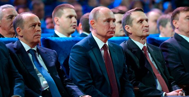 Vladimir Putin tillsammans med FSB-chefen Aleksander Bortnikov och spionchefen Sergej Narysjkin 2019.  Alexei Nikolsky / AP