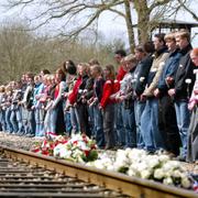 Människor vid en minnesceremoni för Förintelsens offer vid. Bilden är från Camp Westerbork. Arkivbild 2005.