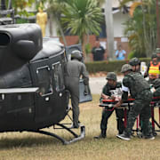 En skadad thailändsk soldat förs till sjukhus i Surinprovinsen den 10 december.
