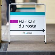 Skyltar visar vägen när röstningen inleds i vallokalen på Rådhuset i Malmö på valdagen den 13:e september 2026.