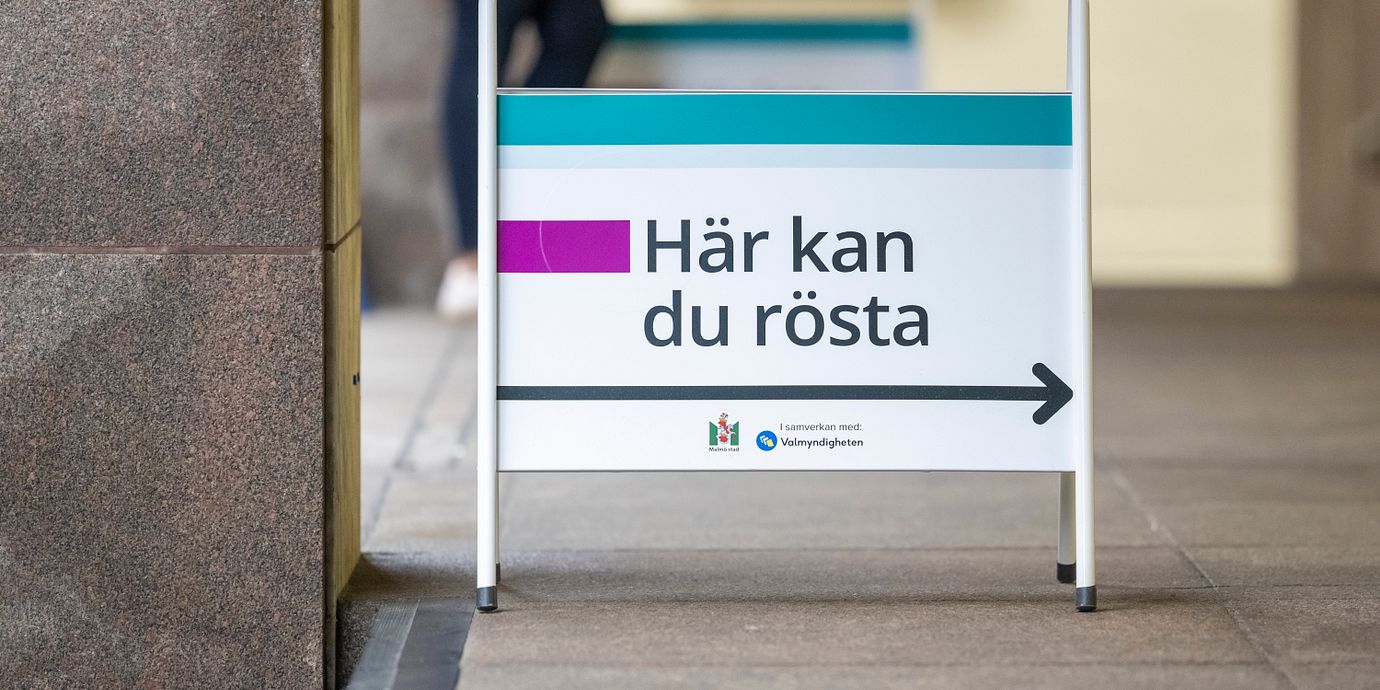 Skyltar visar vägen när röstningen inleds i vallokalen på Rådhuset i Malmö på valdagen den 13:e september 2026.