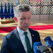 Försvarsminister Pål Jonson (M) på väg in till tisdagens EU-möte i Bryssel.