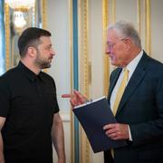 Ukrainas president Volodymyr Zelenskyj tillsammans med Keith Kellogg. 