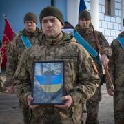 Ukrainska soldater vid begravning av en ung frivillig-soldat.