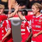 Kalmars Charlie Rosenqvist jublar med lagkamrater efter att han gjort 2-0.