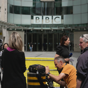 Palestinier sörjer döda anhöriga / BBC:s huvudkontor i London.