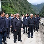 Premiärminister Li Qiang, mitten, besöker katastrofområdet.