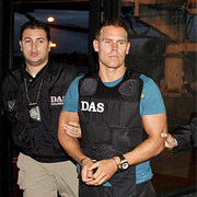 Till vänster är en bild från häktningsförhandlingen mot Jonas Falk i juni 2025. Till höger syns Falk i samband med att han grips av colombiansk polis i december 2010.