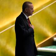 Recep Tayyip Erdogan på väg upp i talarstolen i FN:s generalförsamling.