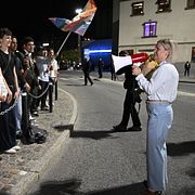 Socialdemokraternas partiledare Magdalena Andersson möttes av SSU efter debatten.
