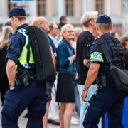 Poliser med förstärkningsvapen patrullerar under Stockholms kulturfestival på torsdagen. 