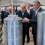 Irans president Masoud Pezeshkian besöker en testanläggning för anrikning. 