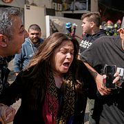 En kvinna får hjälp efter att en israelisk attack träffat ett lägenhetshus i Beirut på onsdagen.