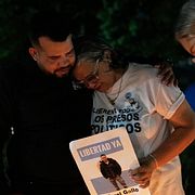 Demonstranter utanför fängelset Rodeo I i Venezuela, där det enligt FN fortfarande pågår tortyr.