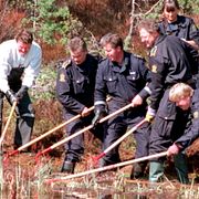 Polis letar efter kroppen.