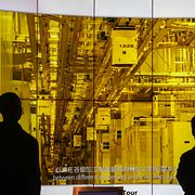 Två personer ser på informationsfilm om halvledare på TSMC.