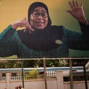 President Samia Suluhu Hassan på en valaffisch i Tanzania. Budskapet lyder ungefär: ”Arbete och privatliv – vi rör oss frammåt”.