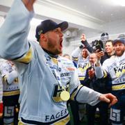 HV71:s Jesper Kokkonen jublar efter final sex i kvalet till SHL mellan Björklöven och HV71 den 4 maj 2022 i Umeå.