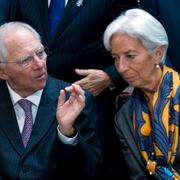 Wolfgang Schäuble pratar med IMF-chefen Christine Lagarde. 