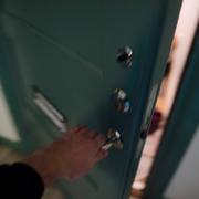 Arkivbild, lägenhetsdörr.