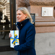 Annika Winsth (t v), finansminister Magdalena Andersson (S) med budgeten (t h). 