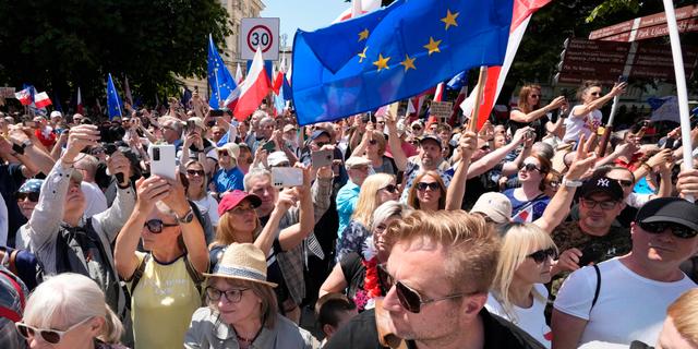 Protester i Warszawa på söndagen.  Czarek Sokolowski / AP