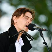 Gustaf Norén spelar innan statsminister Stefan Löfvens (S) sommartal på Rune kursgård i Åkersberga 2021.