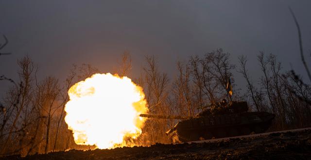Ukraina avfyrar mot Ryssland.  Evgeniy Maloletka / AP