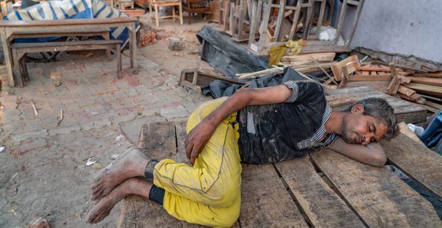En arbetar vilar i värmen. Rajesh Kumar Singh / AP
