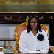 Chevrons representant Mariano Vela skriver under en uppgörelse med Venezuelas interimspresidenten Delcy Rodriguez i april i år.   l