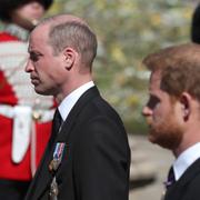 Prins William (vänster) och Harry (höger) i samband med begravningen