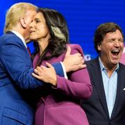 Tulsi Gabbard omfamnas av Donald Trump.