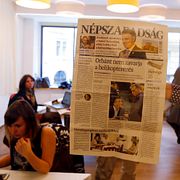 Journalister på Nepszabadsags redaktion, efter beskedet om nedläggningen.
