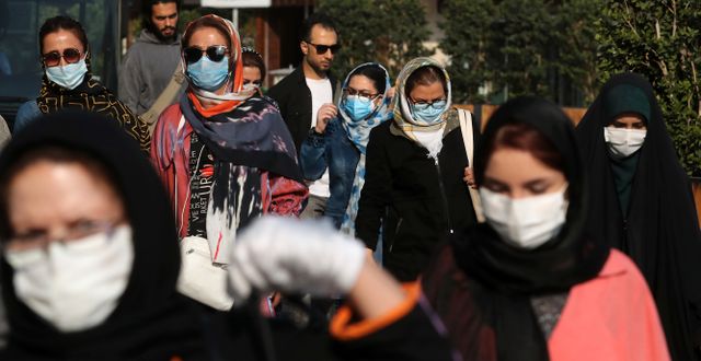 Människor med munskydd i Teheran Ebrahim Noroozi / TT NYHETSBYRÅN