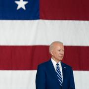 Joe Biden framför en stor amerikansk flagga i går.