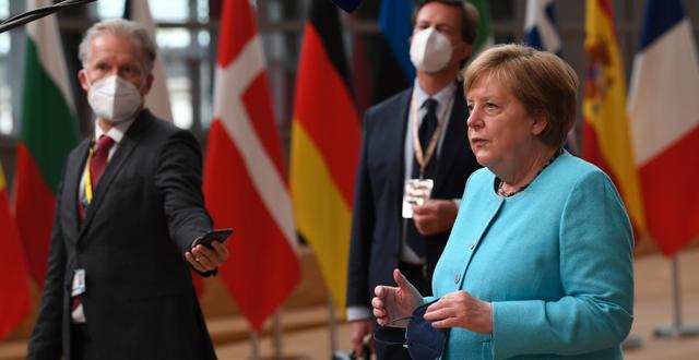 Angela Merkel pratar med journalister inför EU-toppmötet i Bryssel.  John Thys / TT NYHETSBYRÅN