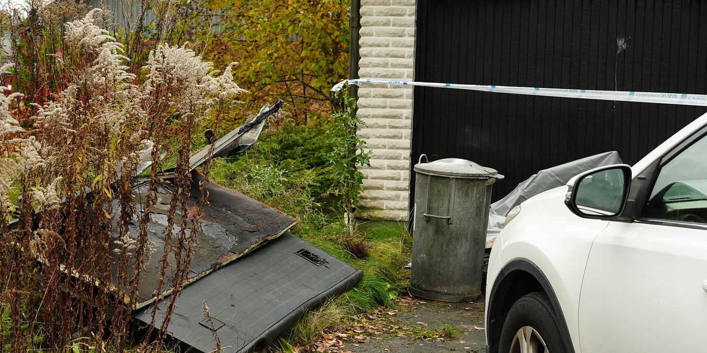 Polisen har spärrat av det garage där flera barn blivit skadade efter en brand på fredagskvällen.