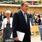 Statsministern på väg upp till talarstolen.