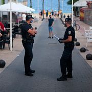 Poliser patrullerar i Magaluf 2020.