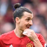 Zlatan Ibrahimovic ser fundersam ut under matchen mot Bournemouth.