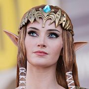 En cosplayer som klätt ut sig till prinsessan Zelda från spelen.