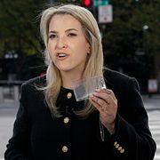 CNN:s Vita huset-korrespondent Betsy Klein visar upp den tomma plastficka där hennes pressackreditering brukade sitta. Tillsammans med Politico och MS NOW portades hennes tv-kanal från Vita huset.