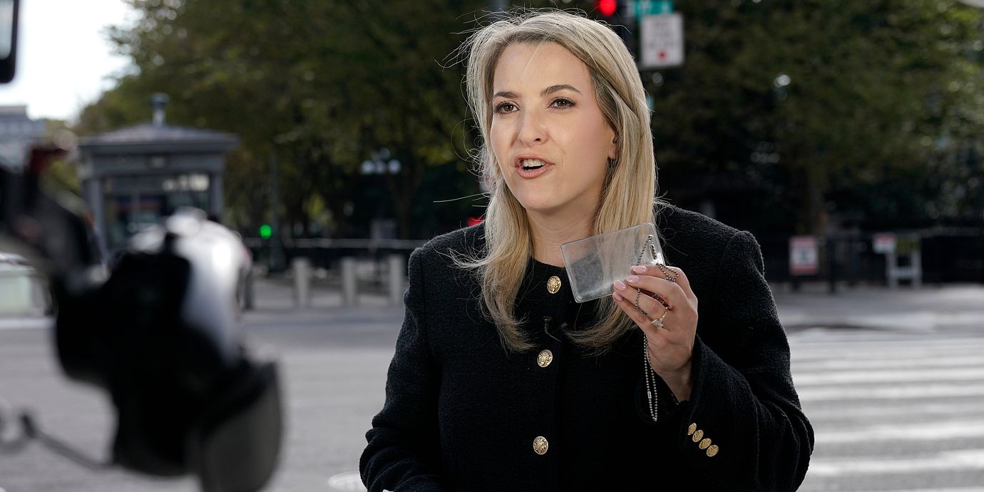CNN:s Vita huset-korrespondent Betsy Klein visar upp den tomma plastficka där hennes pressackreditering brukade sitta. Tillsammans med Politico och MS NOW portades hennes tv-kanal från Vita huset.