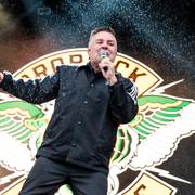 Dropkick Murphys frontman Ken Casey på scen 2024.