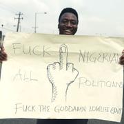 Man demonstrerar mot politikernas hantering av ekonomin i Nigeria i går.